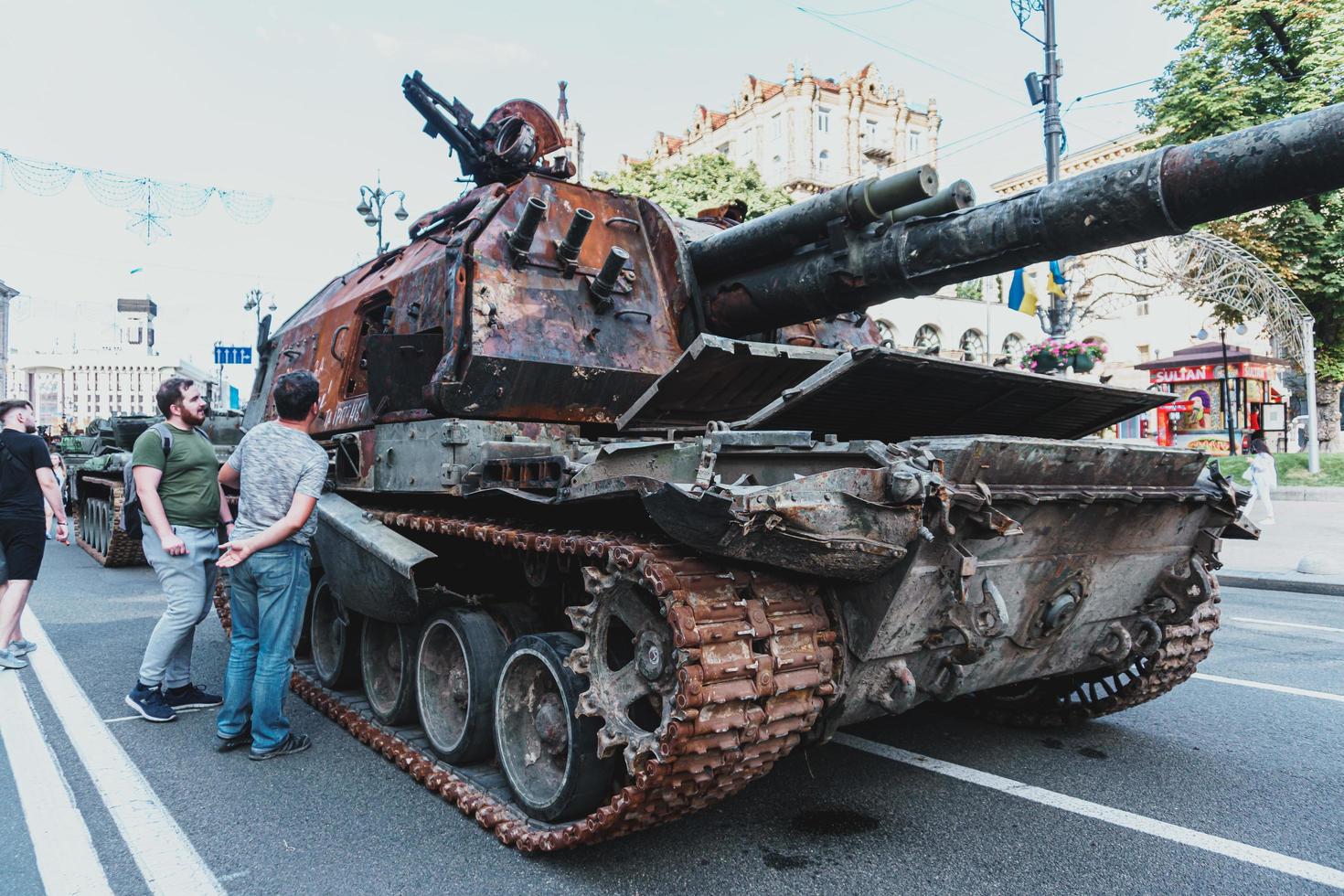 kiev, Ucraina, 23 agosto 2022. parata di distrutto militare attrezzatura di il russo truppe su il khreshchatyk foto