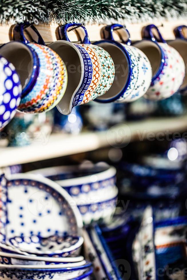 ceramiche colorate nel tradizionale mercato polacco. foto