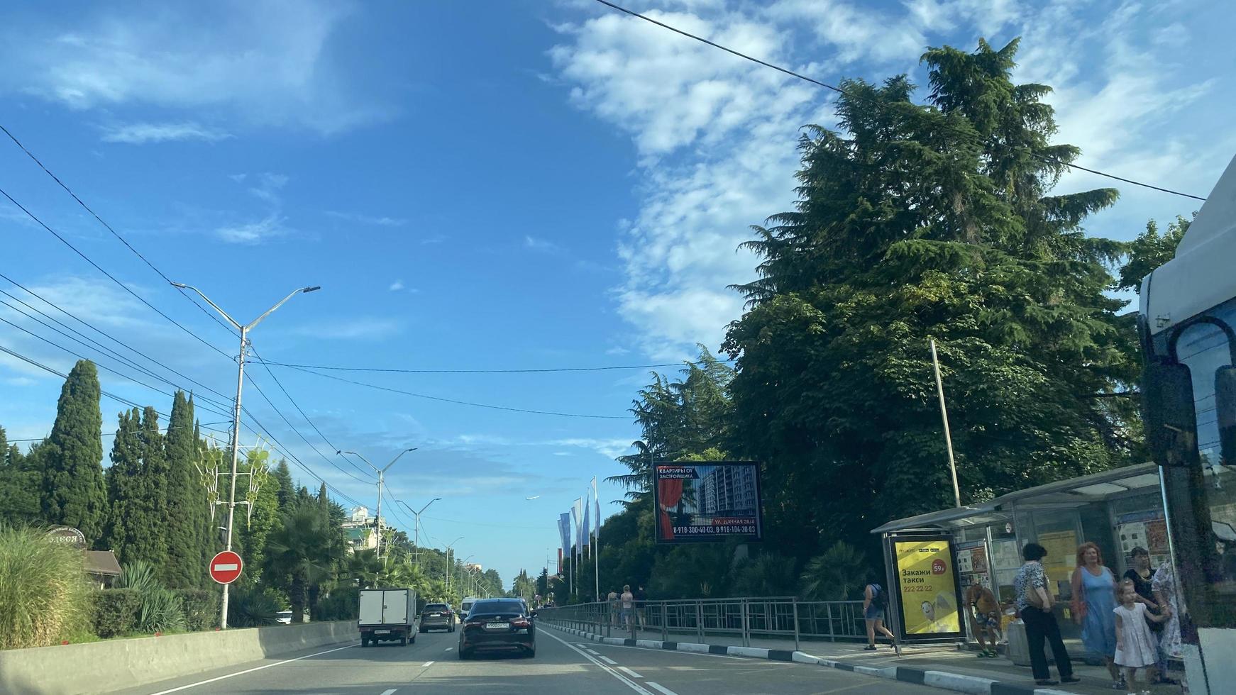 sochi, Russia - luglio 28, 2022 paesaggio strada nel il adler quartiere di il città foto