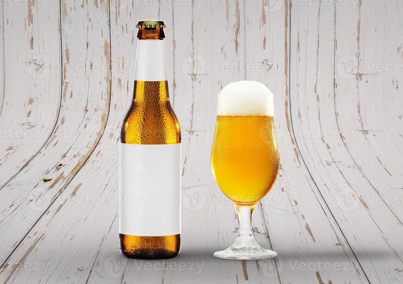 davanti Visualizza birra bottiglia modello con bicchiere di sessione pallido ale e schiuma. vuoto etichetta su di legno sfondo. foto