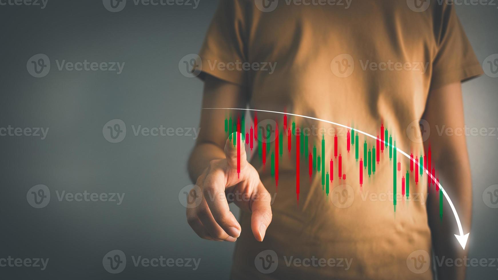 investitore analizzare azione grafico, uomo d'affari previsione grafico nel ribassista tendenza al ribasso, inflazione effetto, economico depressione, guerra effetto Russia e Ucraina, commercio guerra finanza, covid-19 urto foto