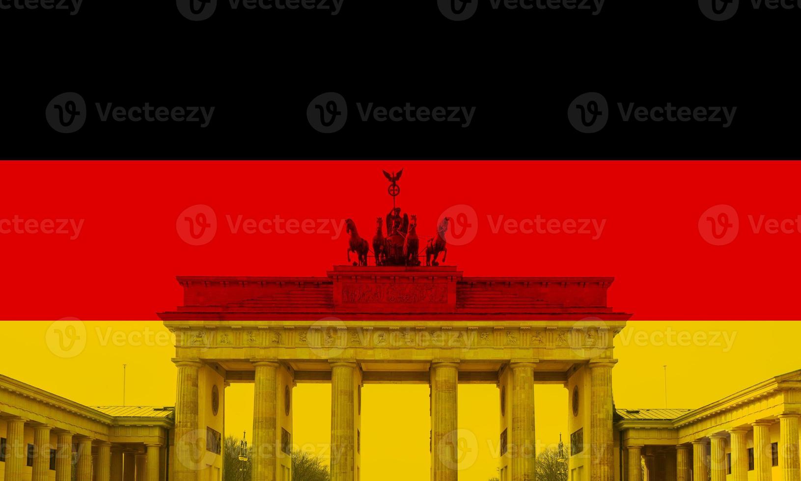 bandiera di Germania con sovrapposto Brandeburgo cancello nel Berlino foto