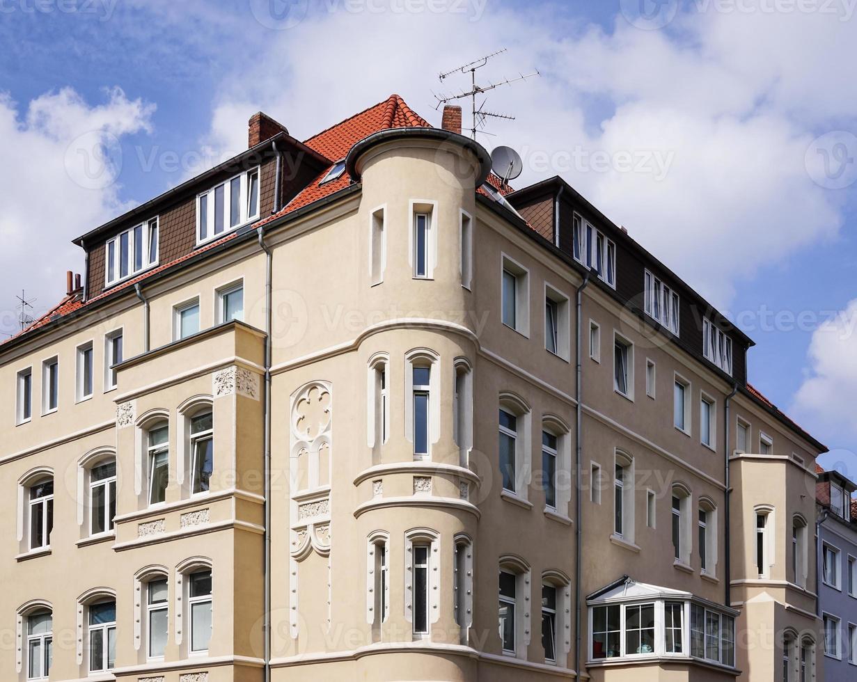 restaurato storicista edificio con baia finestre foto