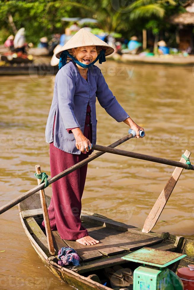 Imbarcazione a remi vietnamita della donna nel delta del Mekong, Vietnam foto