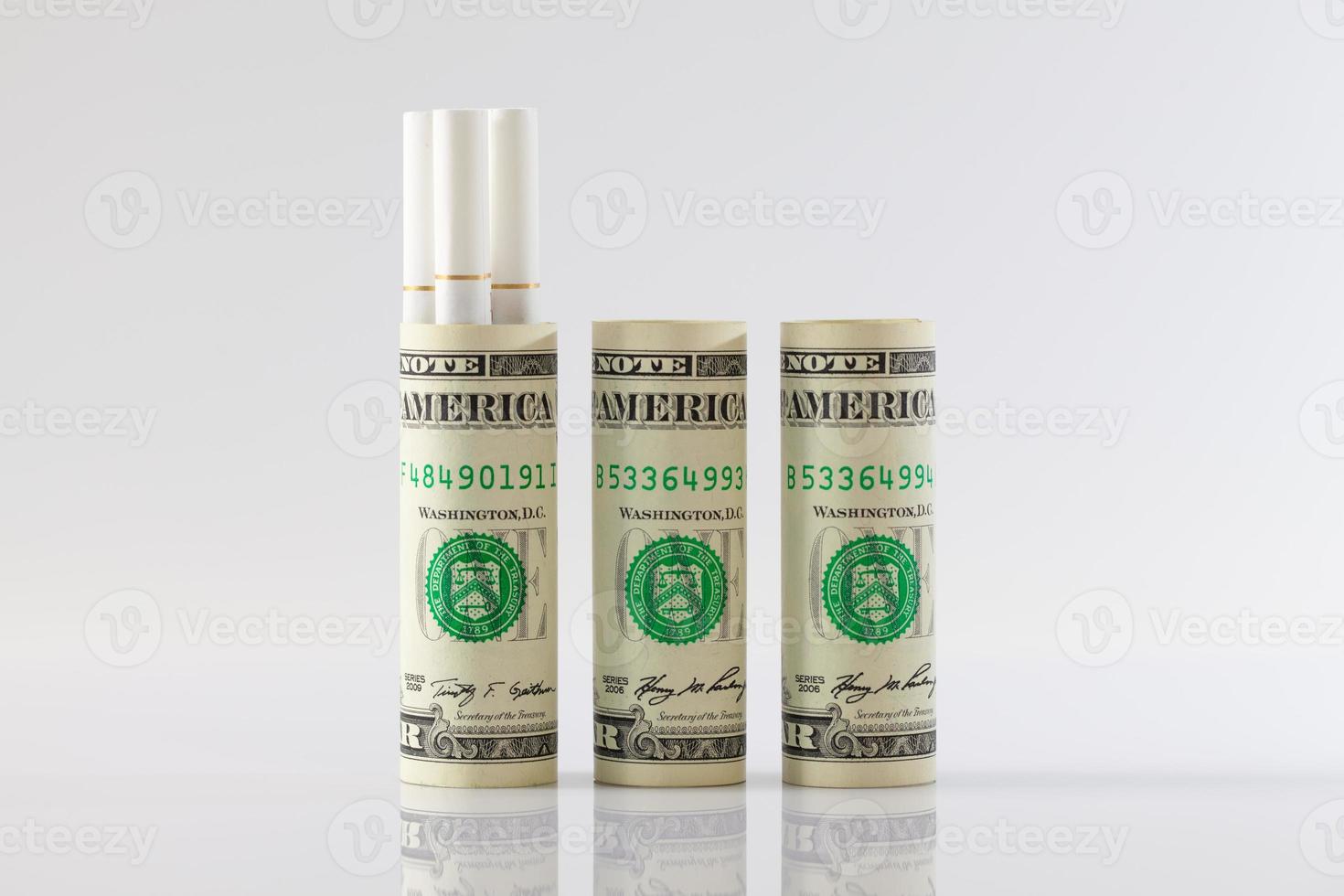 rotoli di banconote da un dollaro e sigarette lunghe foto