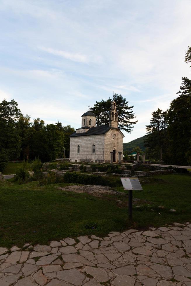 cetinje, montenegro - ottobre 22, 2020, il vecchio storico architettura di cetinje, un' famoso medievale cittadina nel il montagna valle di montenegro foto