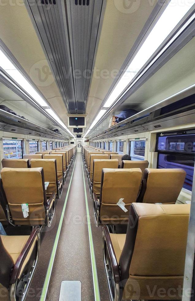 premio economia treno passeggeri posti a sedere nel Indonesia. foto