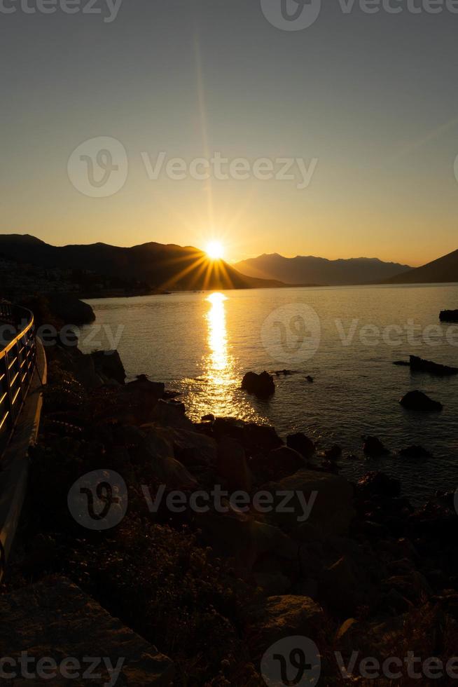 alba al di sopra di il baia di Cattaro, Adriatico mare, montenegro foto