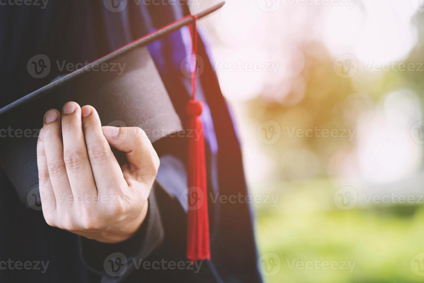 laurea, studente hold cappelli foto