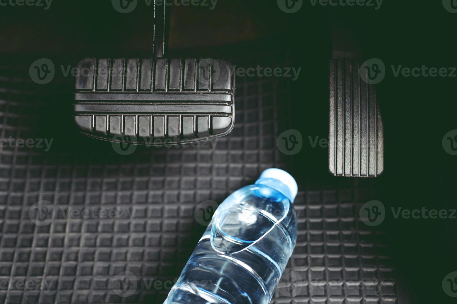 bottiglia di acqua con Freni. essere attento di incidenti mentre guida. foto