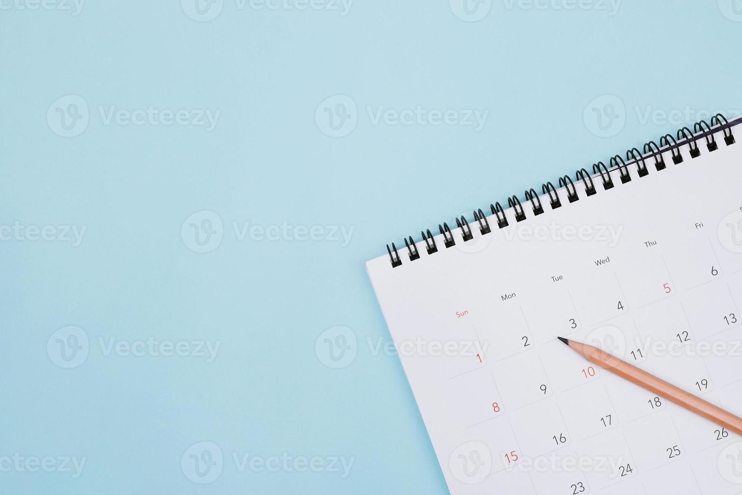 calendario su il blu. vuoto copia spazio per testo. concetto per occupato sequenza temporale organizzare programma, appuntamento e incontro promemoria. pianificazione per attività commerciale incontro o viaggio vacanza pianificazione concetto. foto