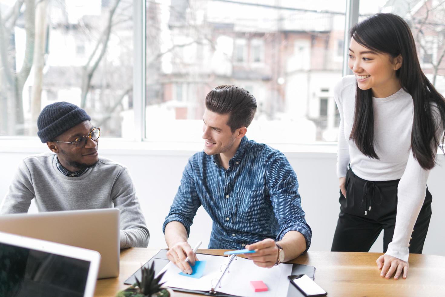 giovani professionisti che lavorano in un ufficio foto