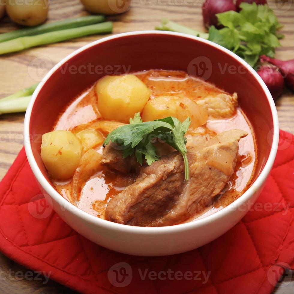 caldo tradizionale tailandese Manzo massaman curry, tailandese cucina foto