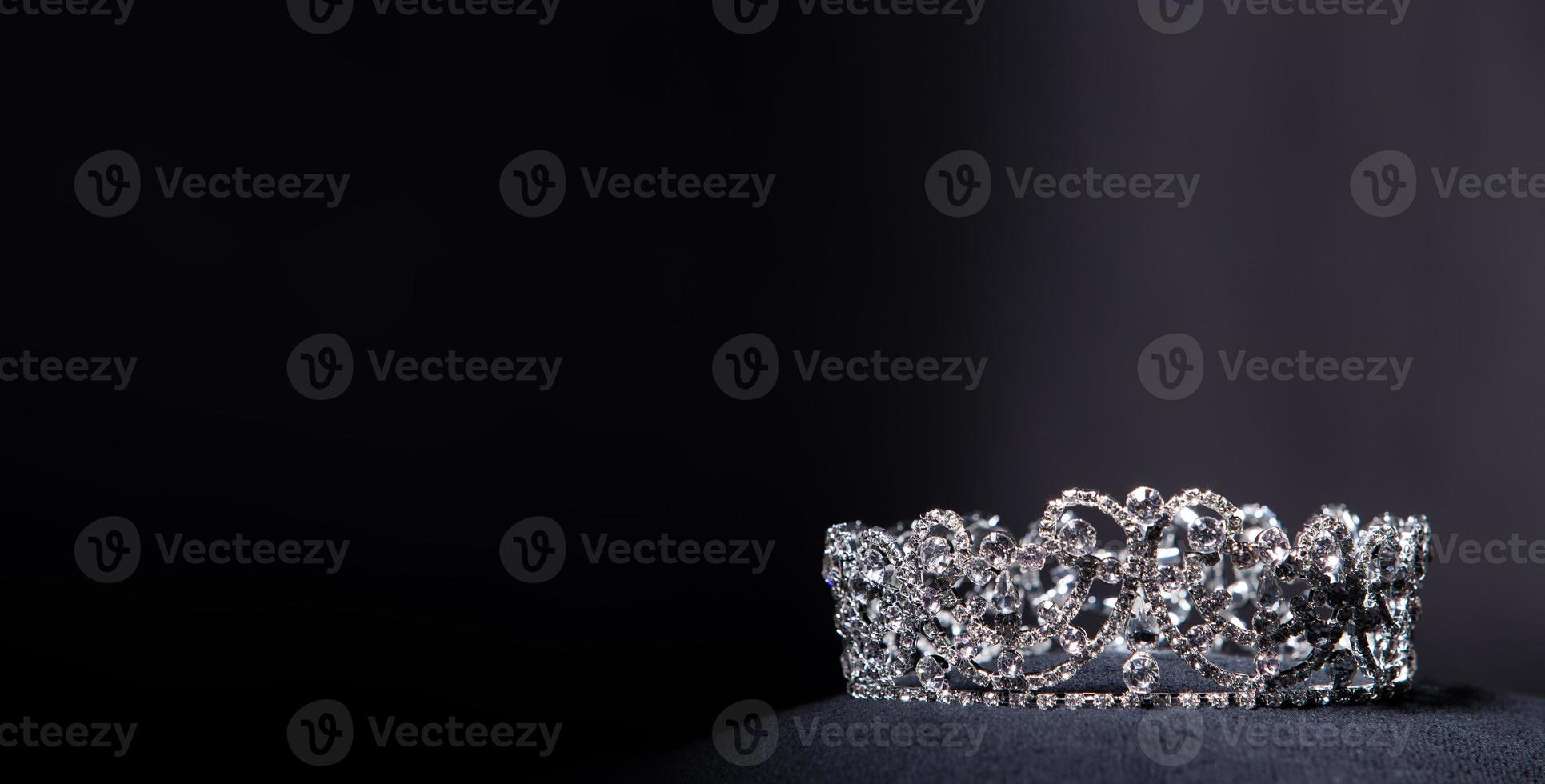 diamante argento corona per Perdere spettacolo bellezza concorso, cristallo tiara gioielleria decorato gemme pietra e astratto buio sfondo su nero velluto tessuto stoffa, macro fotografia copia spazio per testo logo foto