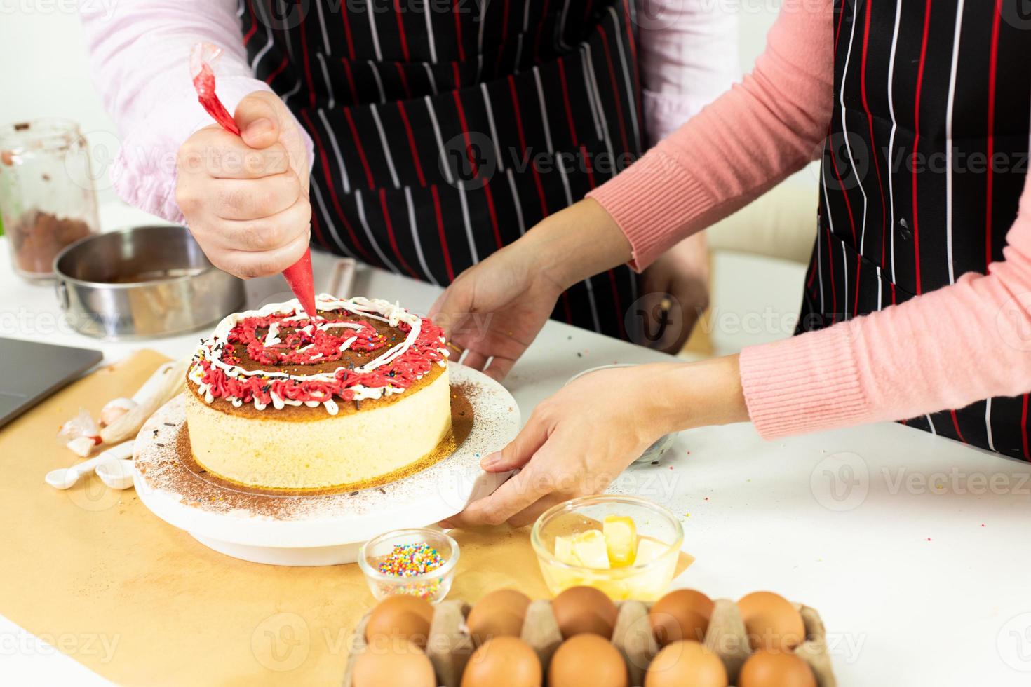 asiatico donna e arabo uomo come giovane adulto coppia imparare Come per forno cucinando torta in linea corso cucina. diverso famiglia video per cyberspazio classe su il computer portatile come blogger sociale media insieme, copia spazio foto