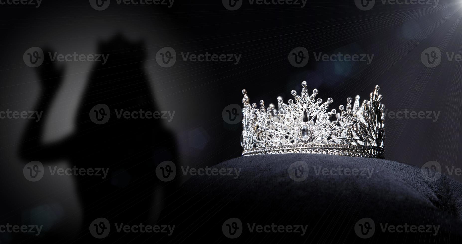 diamante argento corona per Perdere spettacolo bellezza concorso, cristallo tiara gioielleria decorato gemme pietra e astratto buio sfondo su nero velluto tessuto stoffa, macro fotografia copia spazio per testo logo foto
