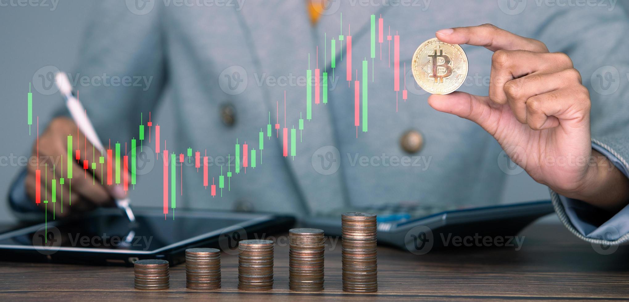 ufficio attività commerciale donna Guarda a bitcoin BTC criptovaluta come Salvataggio banca account nel finanza scambio commercio per digitale i soldi tecnologia Contanti. persona investire nel elettronico in linea pagamento i soldi mercato foto