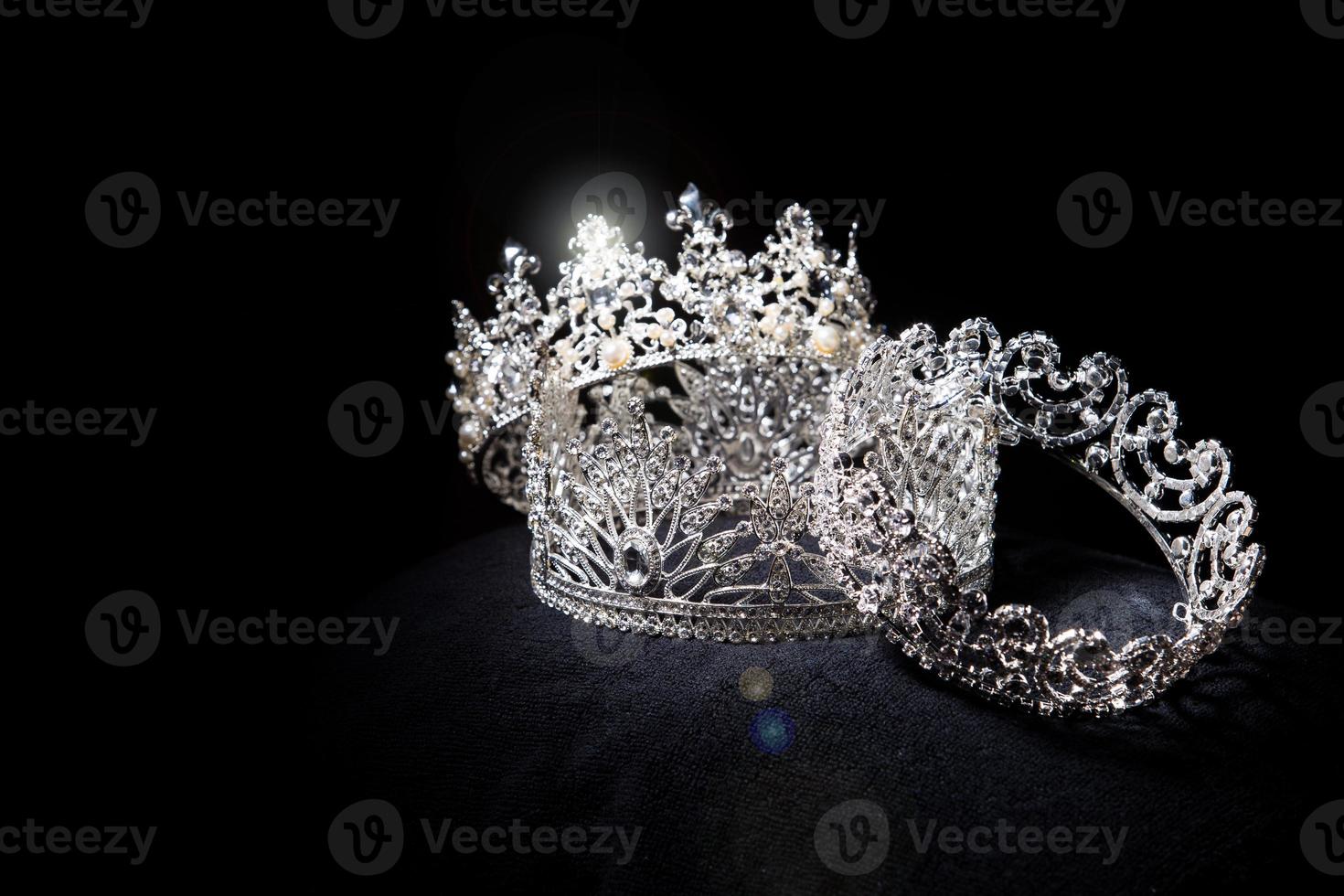 diamante argento corona per Perdere spettacolo bellezza concorso, cristallo tiara gioielleria decorato gemme pietra e astratto buio sfondo su nero velluto tessuto stoffa, macro fotografia copia spazio per testo logo foto