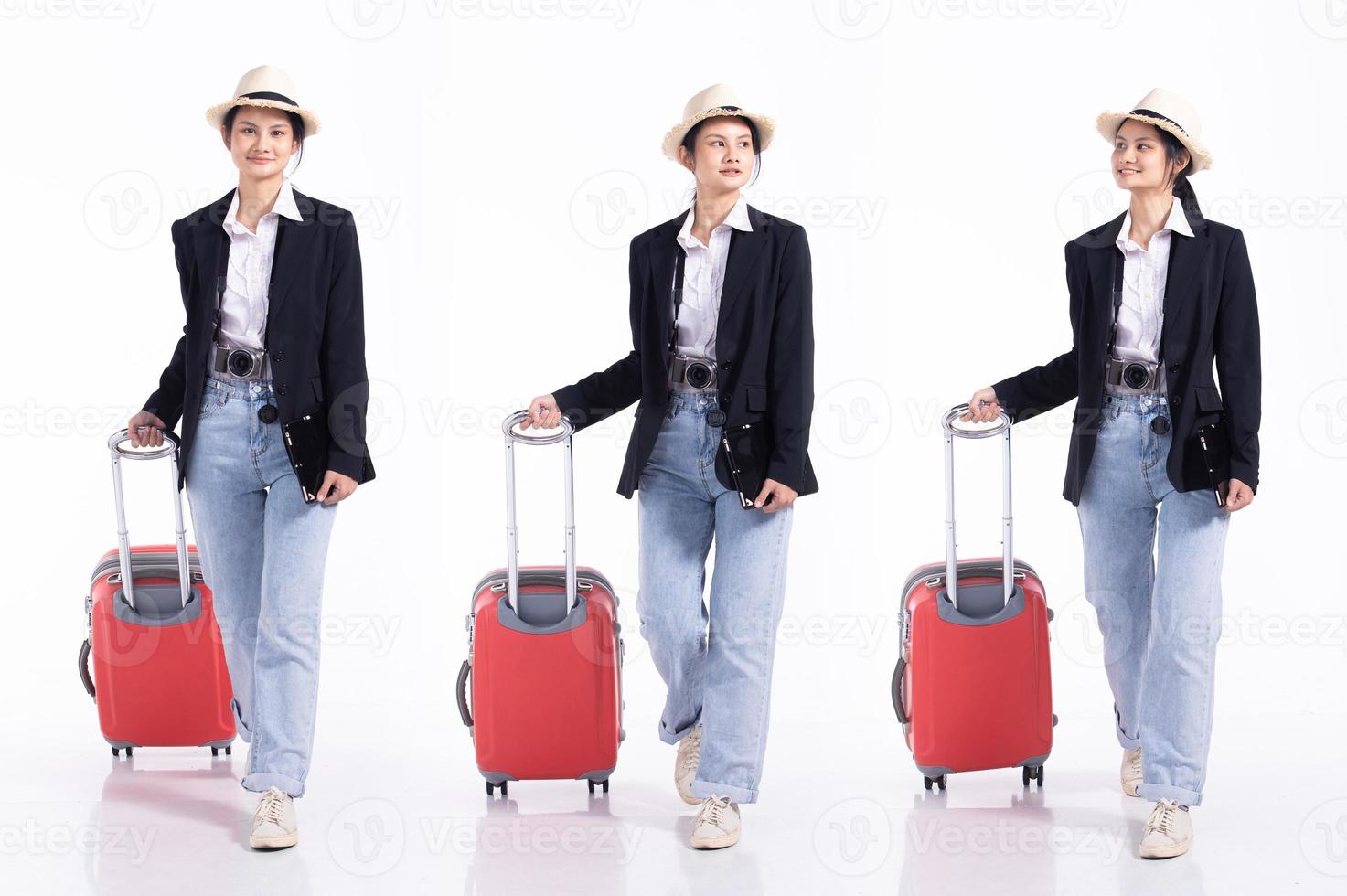 pieno lunghezza 20s giovane mescolare gara viaggiatore guida giro donna, a piedi inoltrare sinistra giusto con bagaglio, indossare telecamera jeans cappello. turista femmina viaggi si sente Sorridi contento al di sopra di bianca sfondo isolato foto