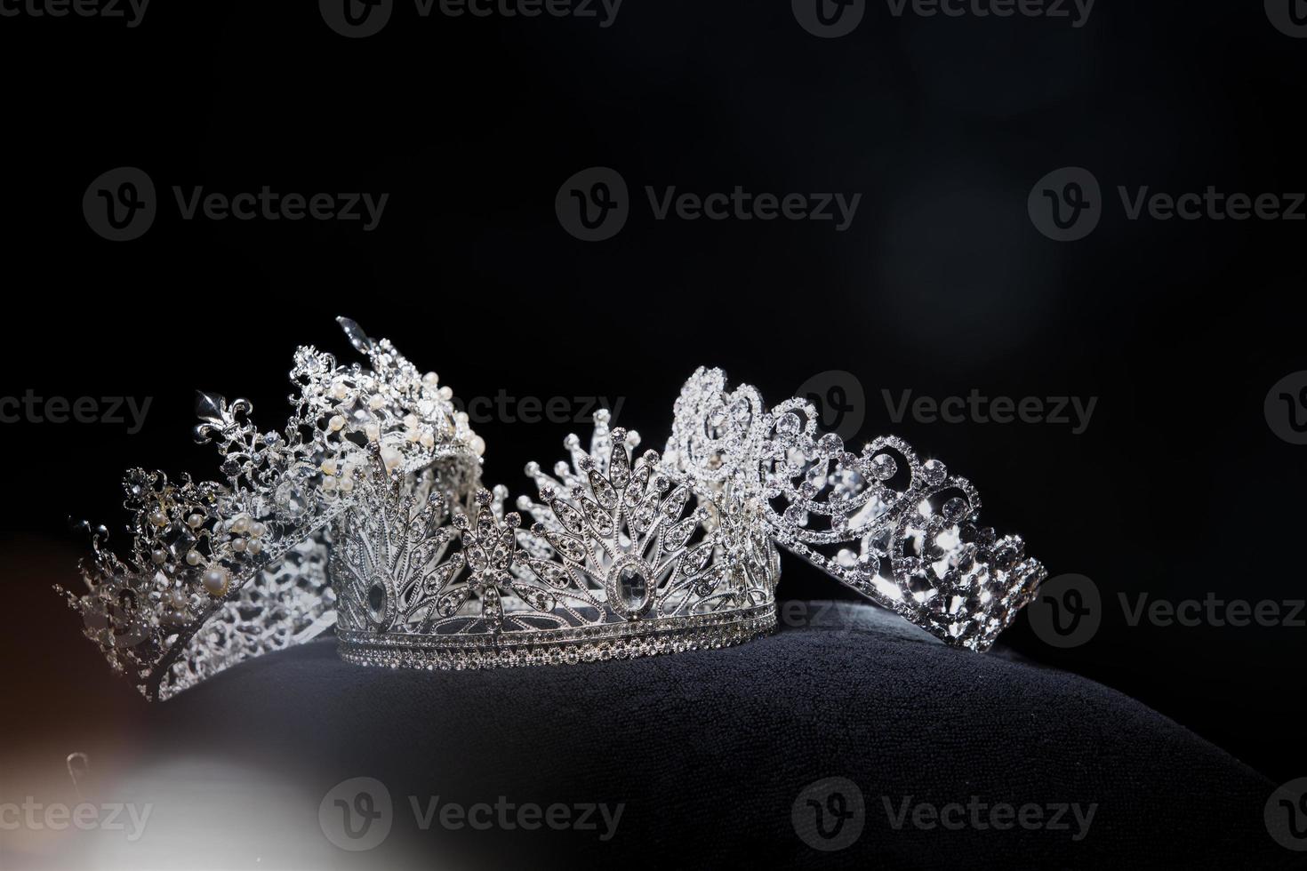 diamante argento corona per Perdere spettacolo bellezza concorso, cristallo tiara gioielleria decorato gemme pietra e astratto buio sfondo su nero velluto tessuto stoffa, macro fotografia copia spazio per testo logo foto