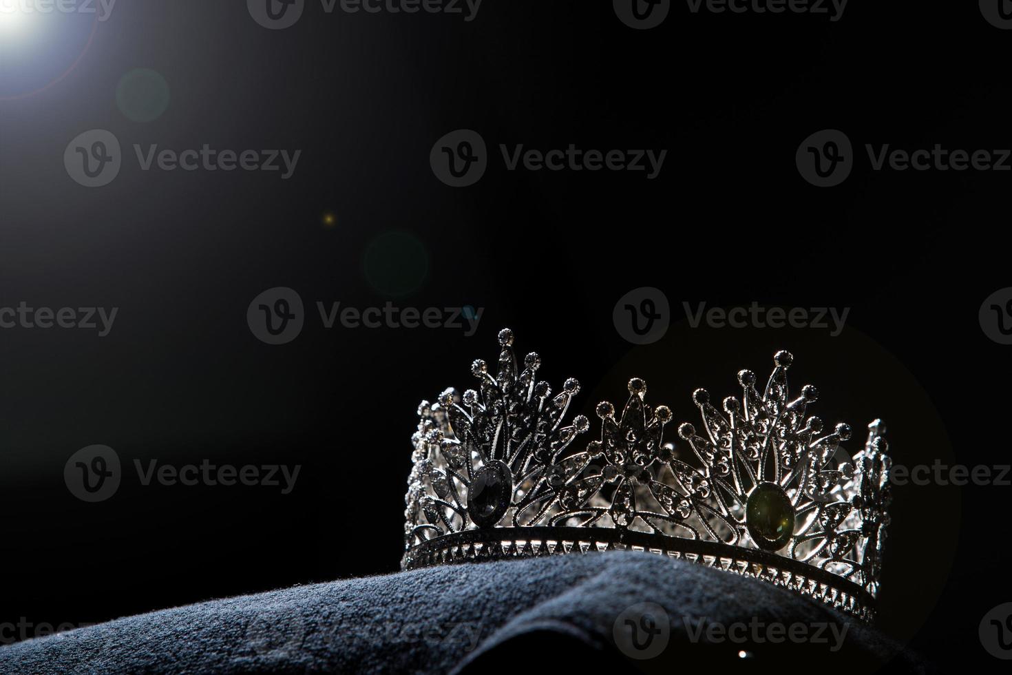 diamante argento corona per Perdere spettacolo bellezza concorso, cristallo tiara gioielleria decorato gemme pietra e astratto buio sfondo su nero velluto tessuto stoffa, macro fotografia copia spazio per testo logo foto