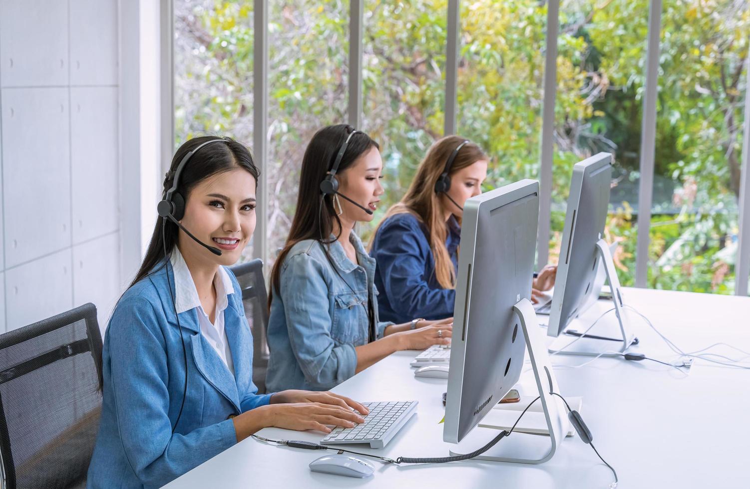 giovani professionisti che lavorano in un ufficio foto