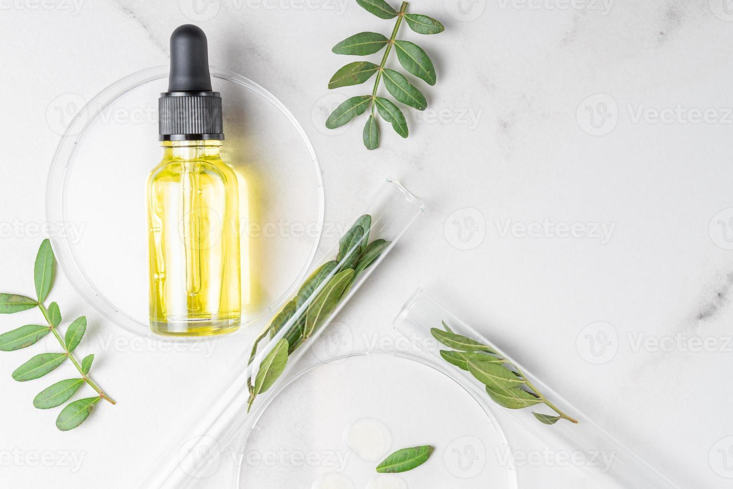 biologico cosmetico Prodotto, naturale ingrediente e laboratorio cristalleria su bianca marmo sfondo, superiore Visualizza. retinolo siero nel contagocce bottiglia. foto