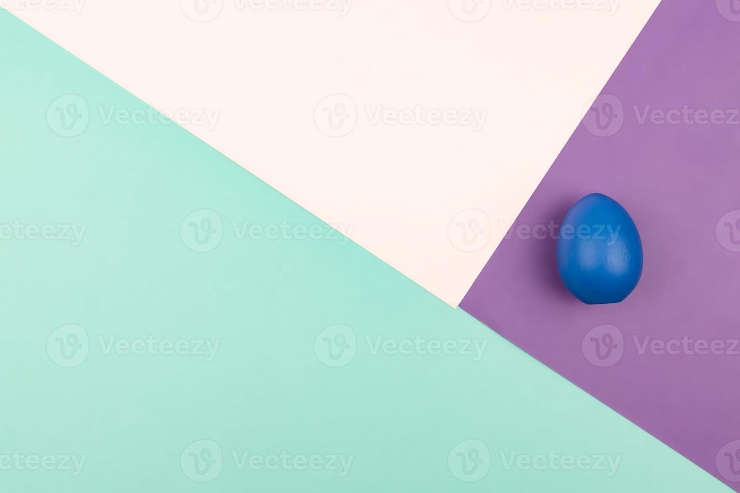 astratto geometrico carta sfondo di pastello rosa e viola colori con blu Pasqua uovo. copia spazio per design foto