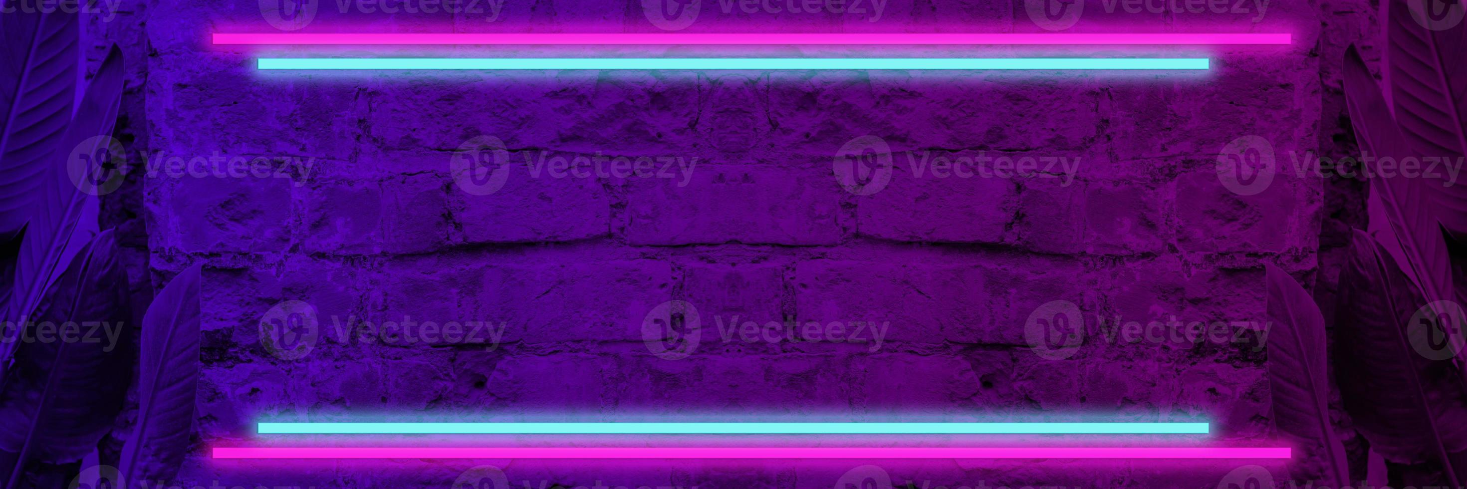 illuminazione effetto telaio rosa e blu neon su mattone parete per sfondo festa o il tuo testo.verde le foglie di tropicale pianta Il prossimo per soffitta mattone parete. bandiera foto