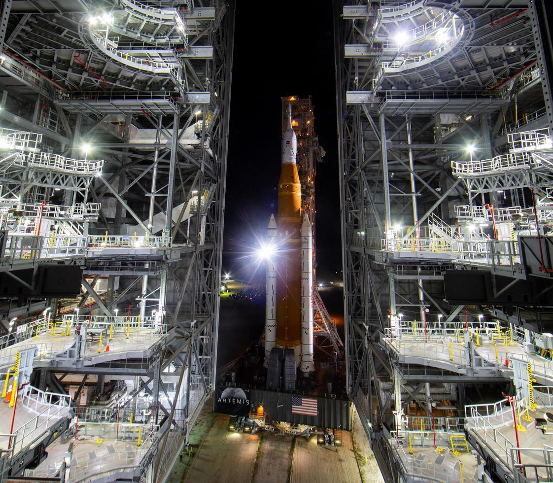 nasa spazio lanciare sistema razzo con il Orion navicella spaziale a bordo è visto in cima un' mobile launcher foto