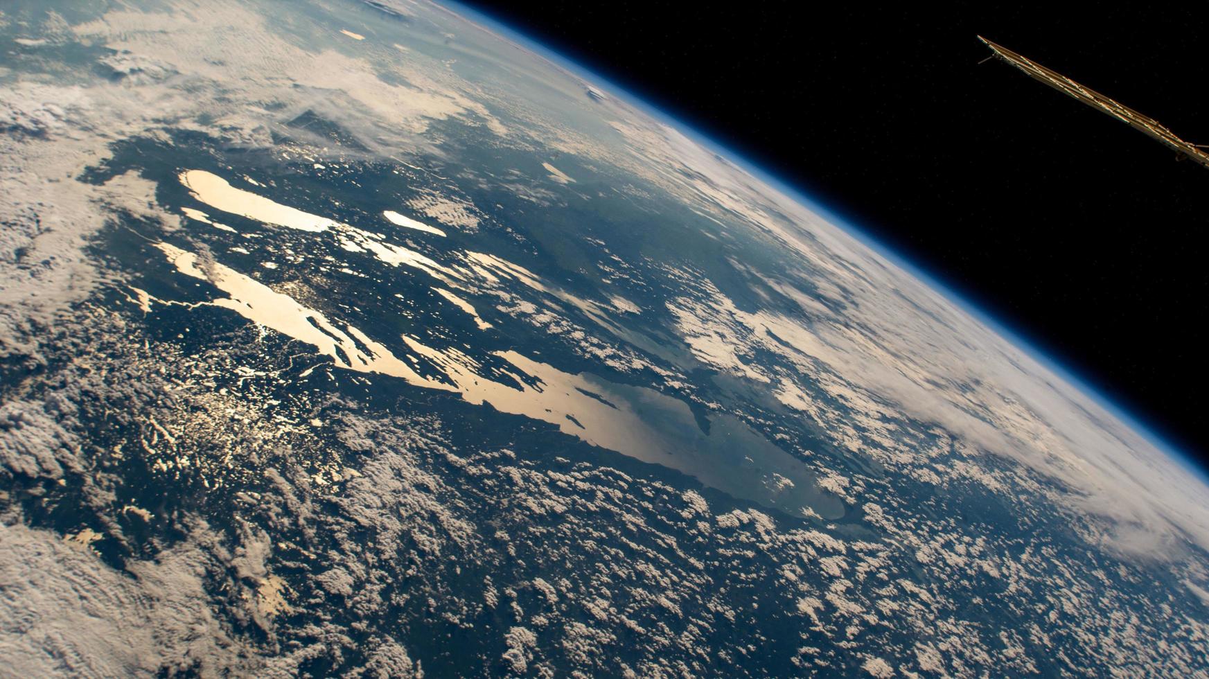 laghi winnipeg, manitoba, e winnipegosi, nel il canadese Provincia di manitoba, siamo nella foto a partire dal il internazionale spazio stazione come esso orbitato 260 miglia sopra nord America.