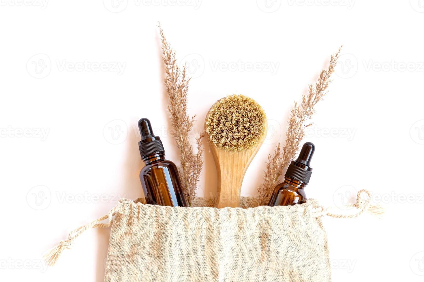 eco Borsa con fatti in casa naturale biologico cosmetici e di legno viso messaggistica spazzola. pelle cura eco amichevole accessori. concetto di il organico, zero rifiuto cosmetici. foto