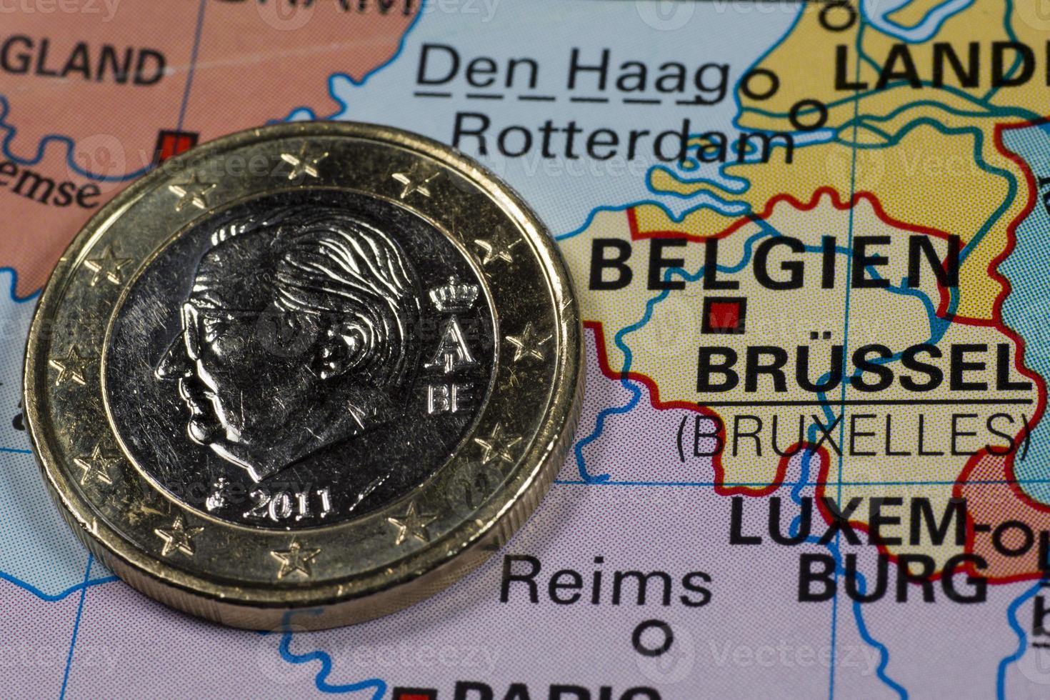 moneta da un euro sulla mappa, belgio foto