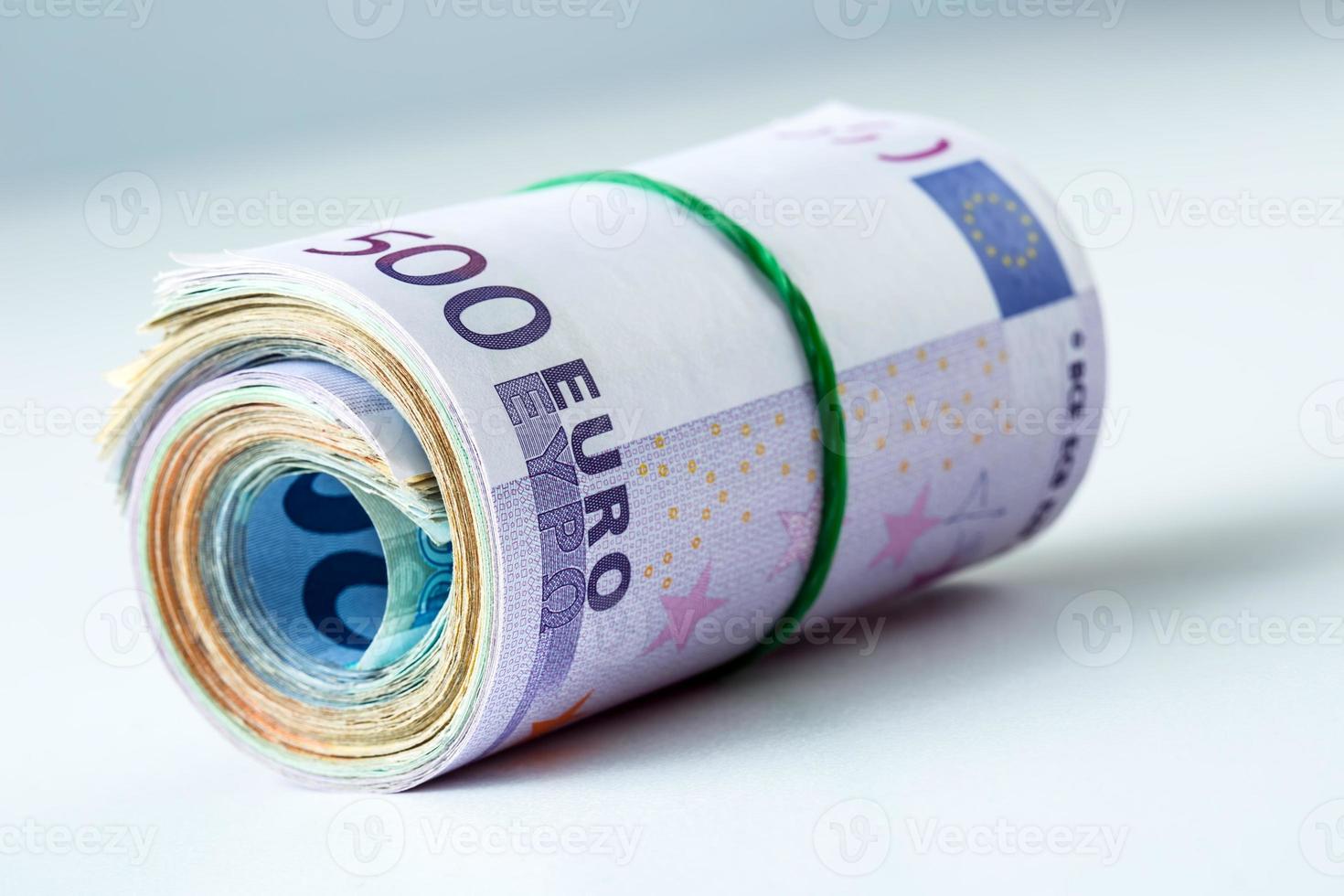 banconote in euro arrotolate diverse migliaia. foto