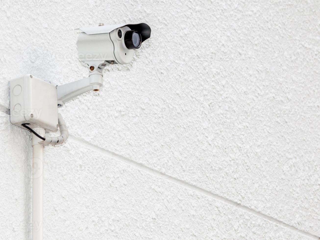 videocamera di sicurezza, TVCC sul muro di cemento bianco foto