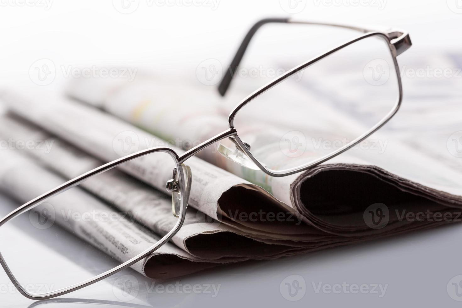 occhiali sui giornali foto
