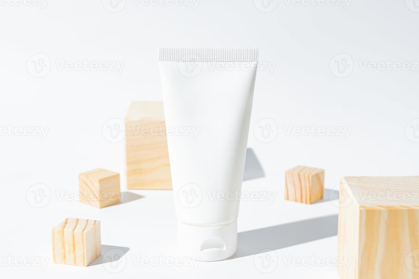 bellezza terme medico cura della pelle e cosmetico lozione bottiglia crema confezione Prodotto su bianca arredamento sfondo con sparpagliato di legno cubi, medicina siero per anti età collagene facciale, detergente foto