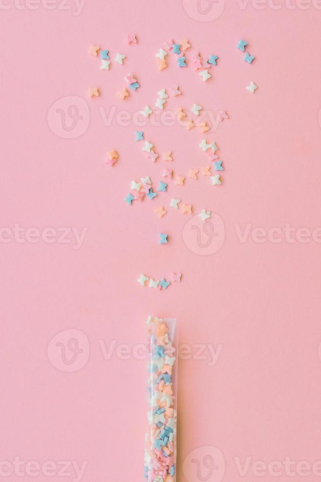 spruzzatori granuloso. dolce coriandoli. rosa sfondo per vacanza disegni, festa, compleanno foto