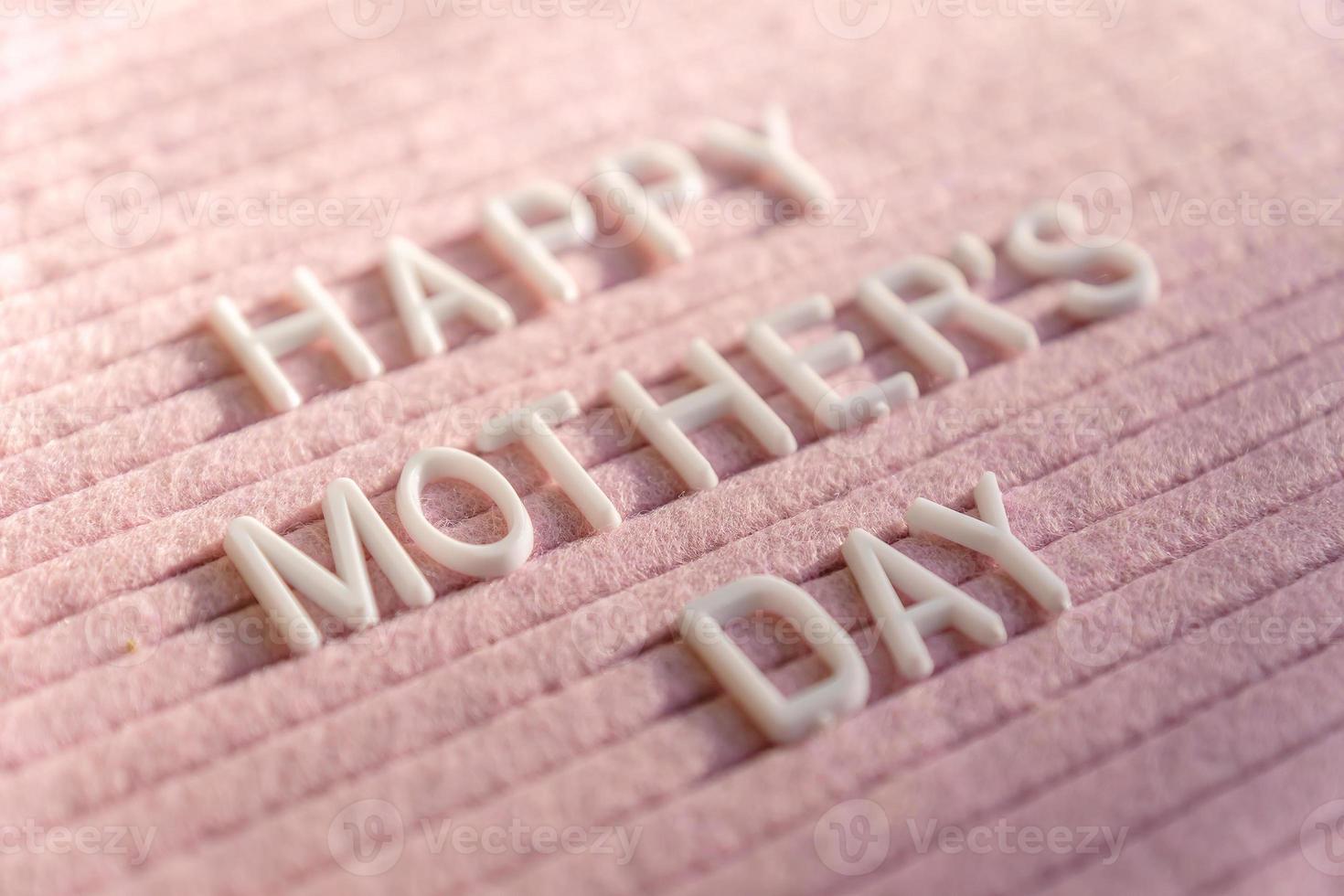 parole contento La madre di giorno su rosa provato lettera tavola. festivo composizione quinto selettivo messa a fuoco. foto
