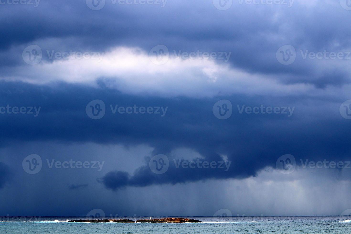 nuvole nel il cielo al di sopra di il mediterraneo mare. foto