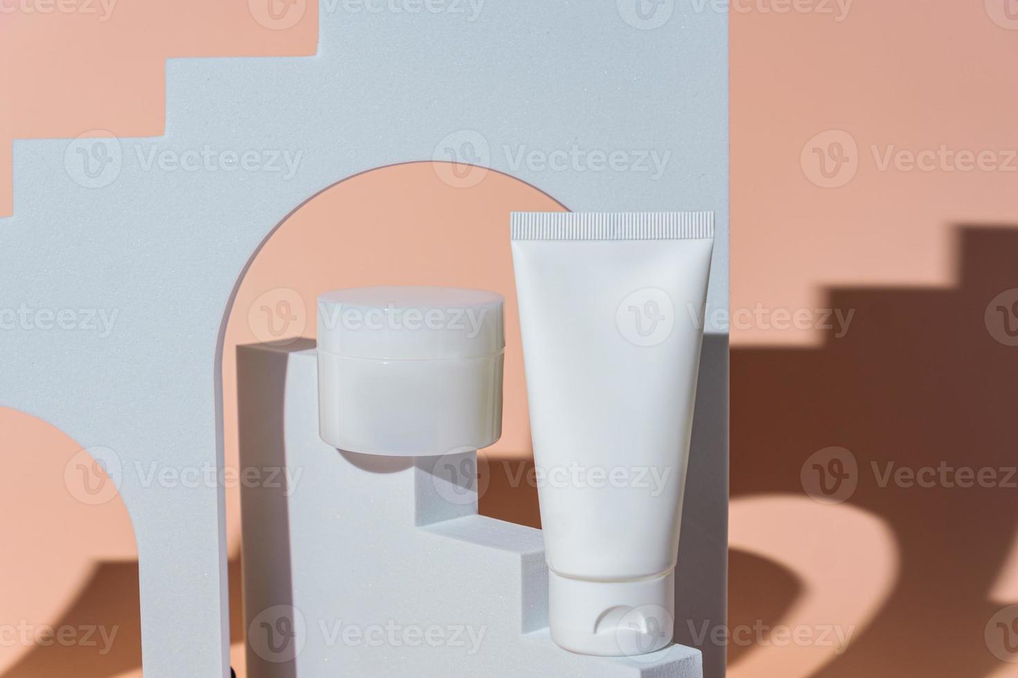 naturale biologico terme cosmetico prodotti impostare. erbaceo cura della pelle bellezza prodotti su beige sfondo. modello per eco negozio o bellezza salone. minimalista stile, di moda vetrina foto