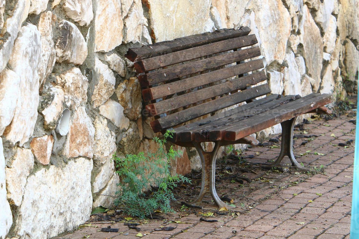 panchina per il riposo nel parco cittadino. foto