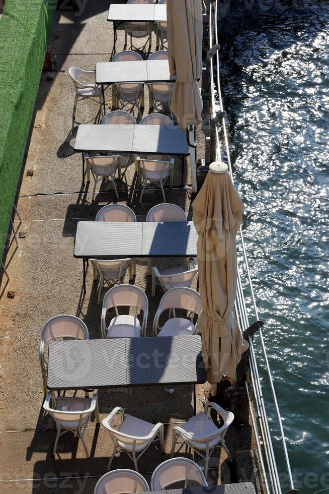 un' sedia nel un' città parco su il spiaggia. foto