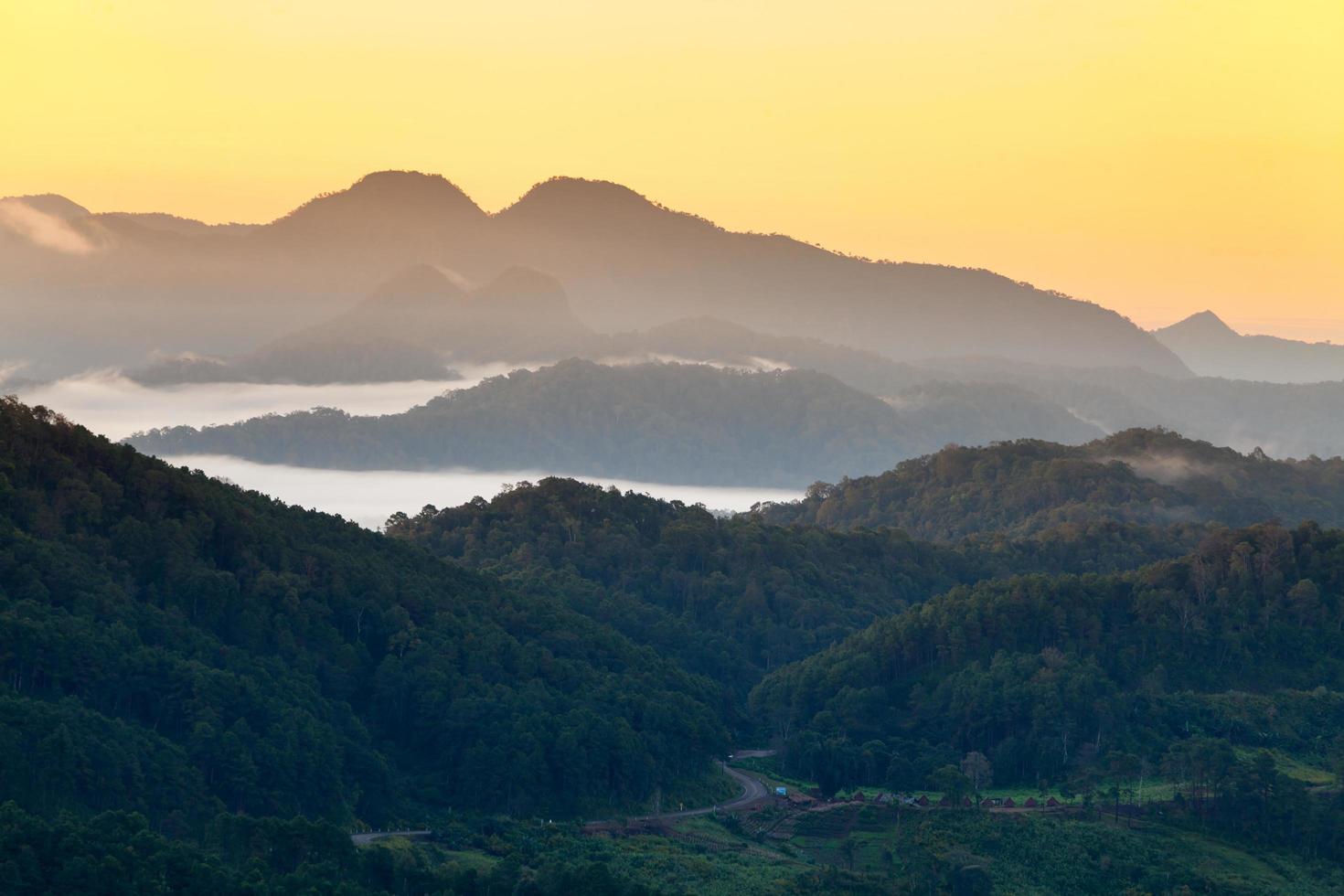 paesaggio. montagna durante Alba nel mae hong figlio, Tailandia foto