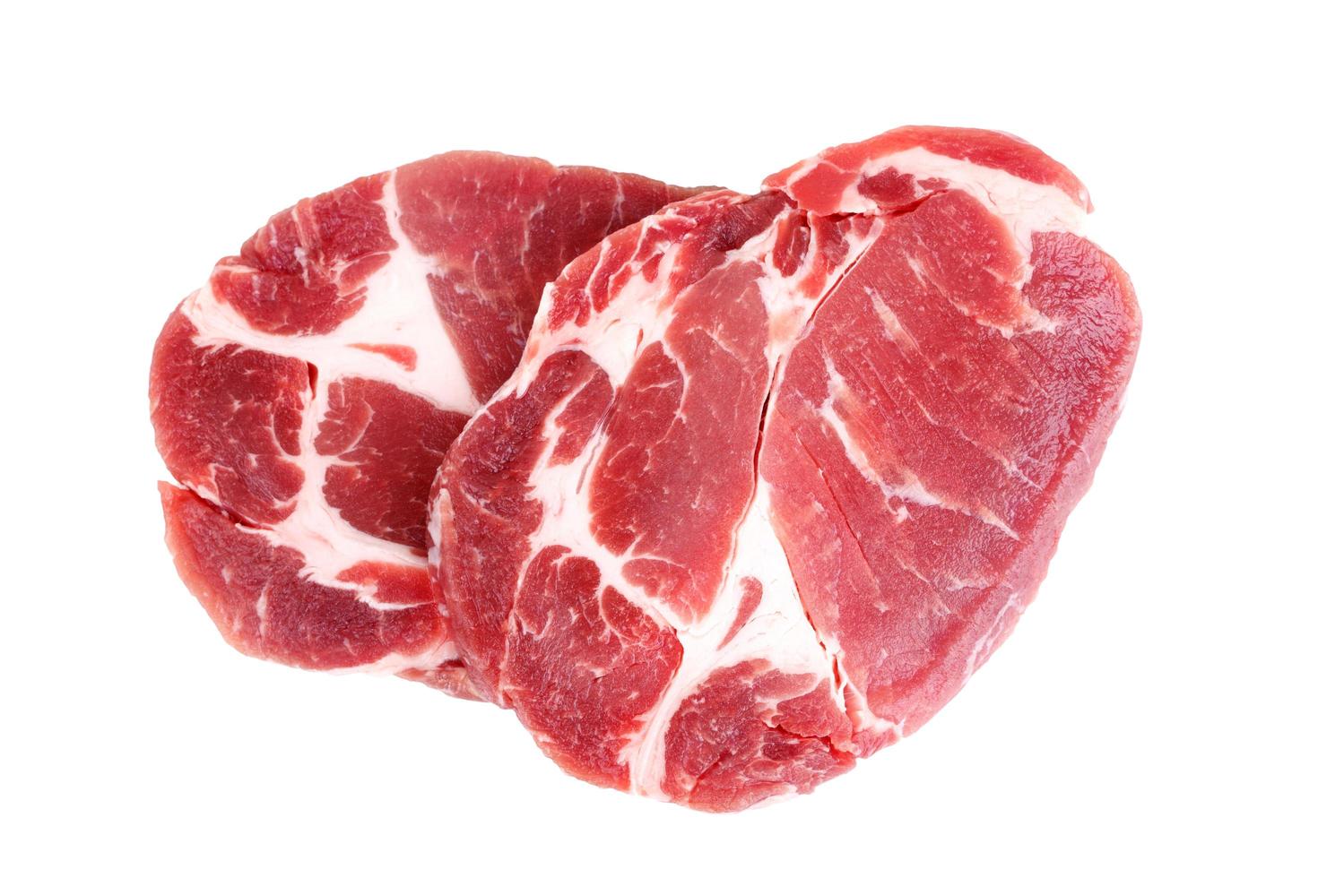 bistecca di carne di maiale cruda fresca collo isolato su sfondo bianco foto