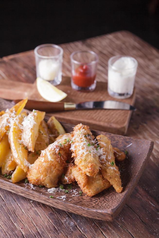 fish and chips con spicchio di patate foto