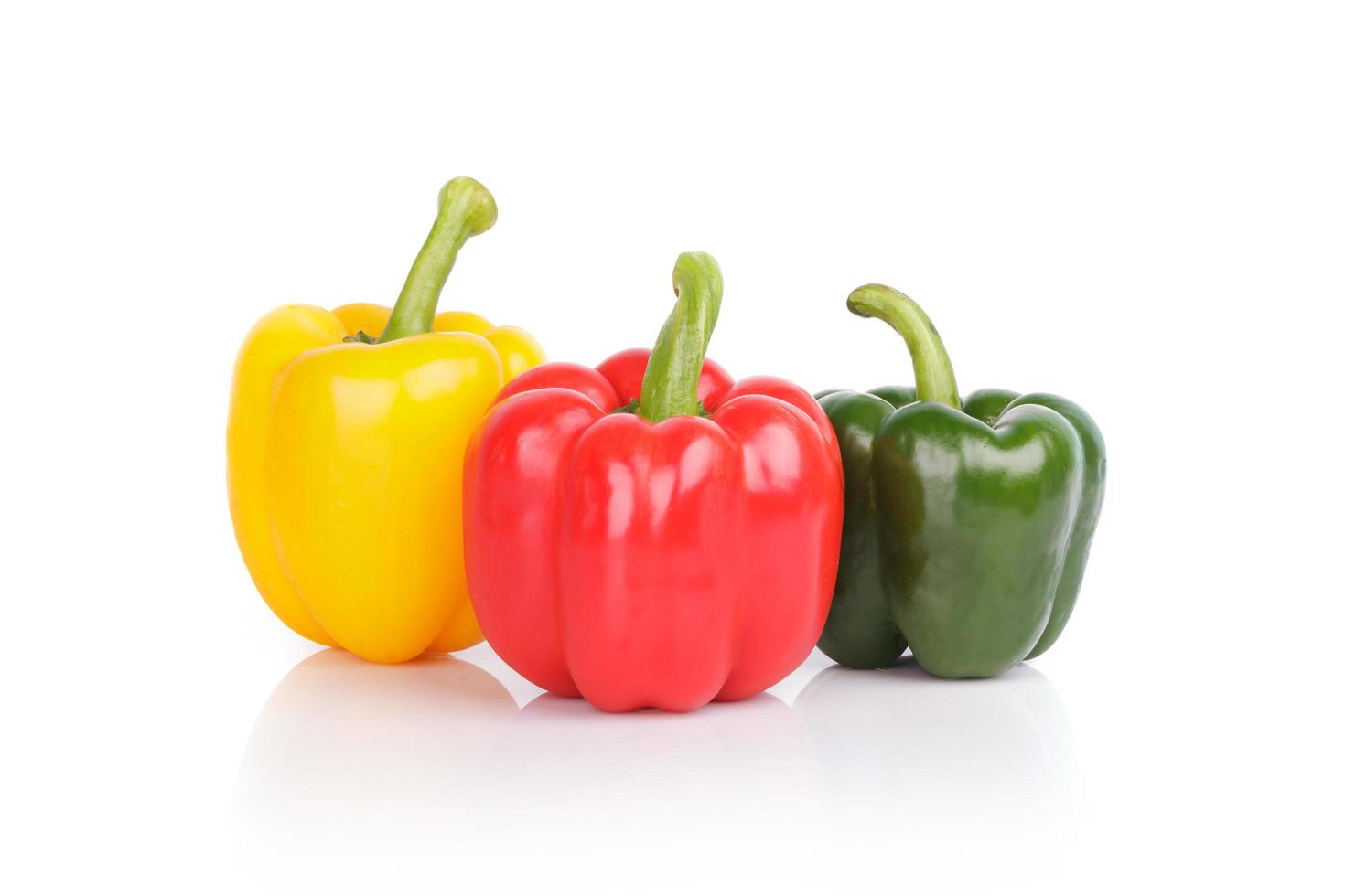 peperoni o peperoni isolati su sfondo bianco foto