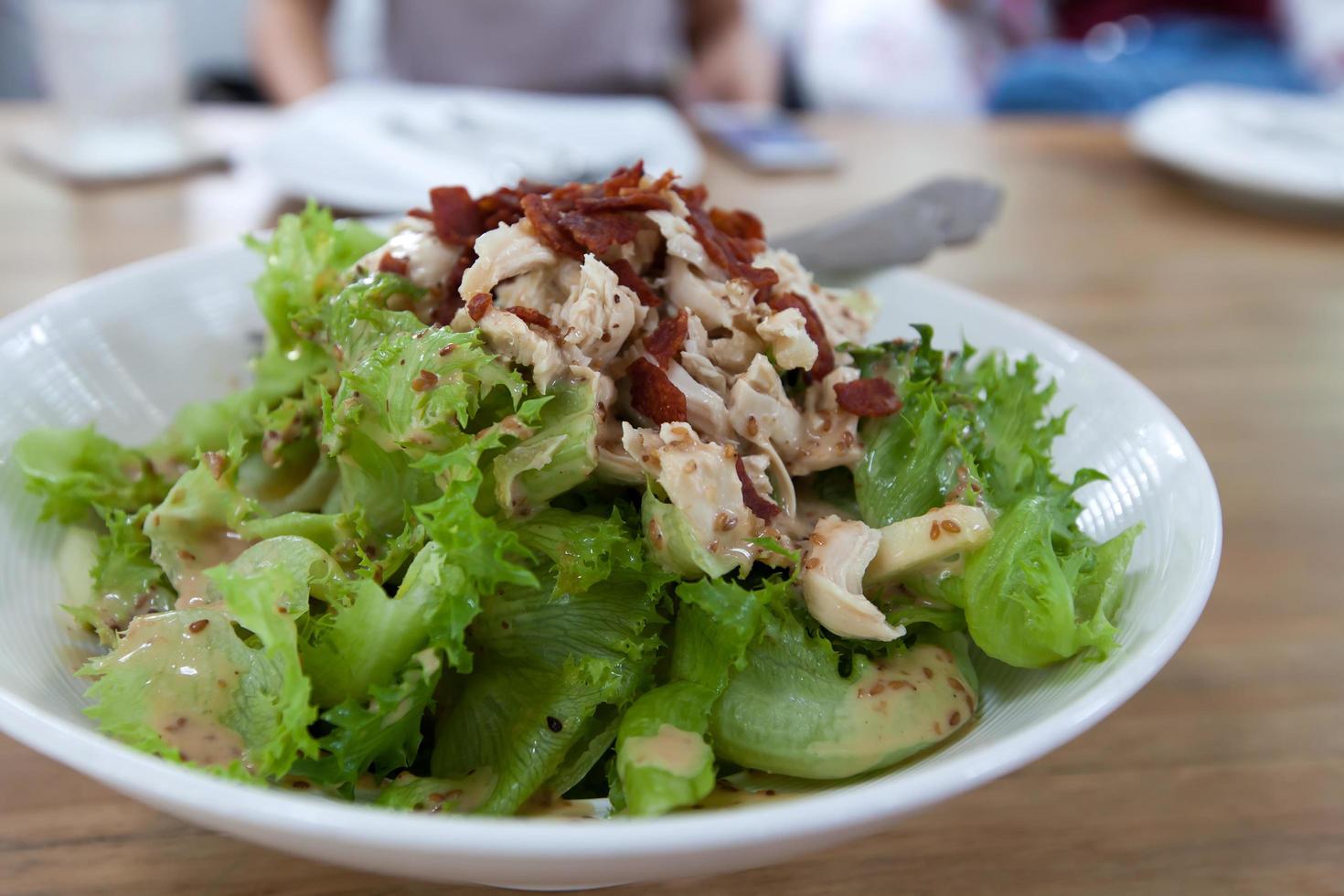 pollo insalata su tavolo foto