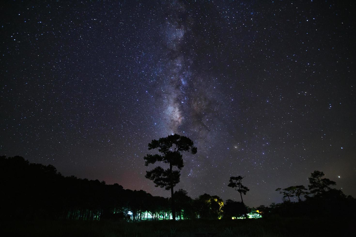 via lattea al parco nazionale di phu hin rong kla, phitsanulok thailandia. fotografia a lunga esposizione. con grano foto