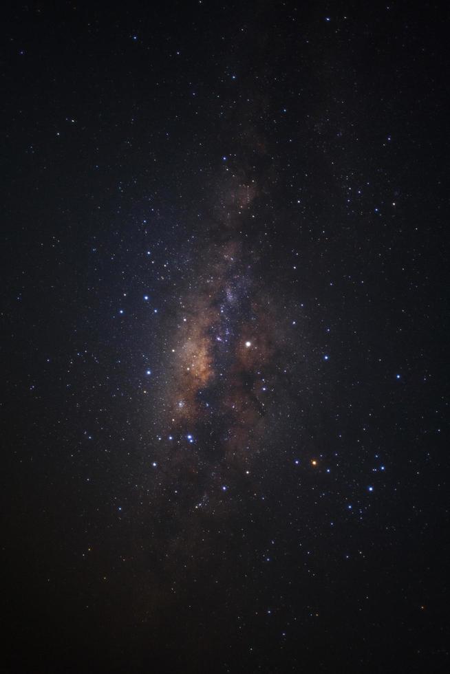 galassia della via lattea con stelle e polvere spaziale nell'universo, fotografia a lunga esposizione, con grano. foto